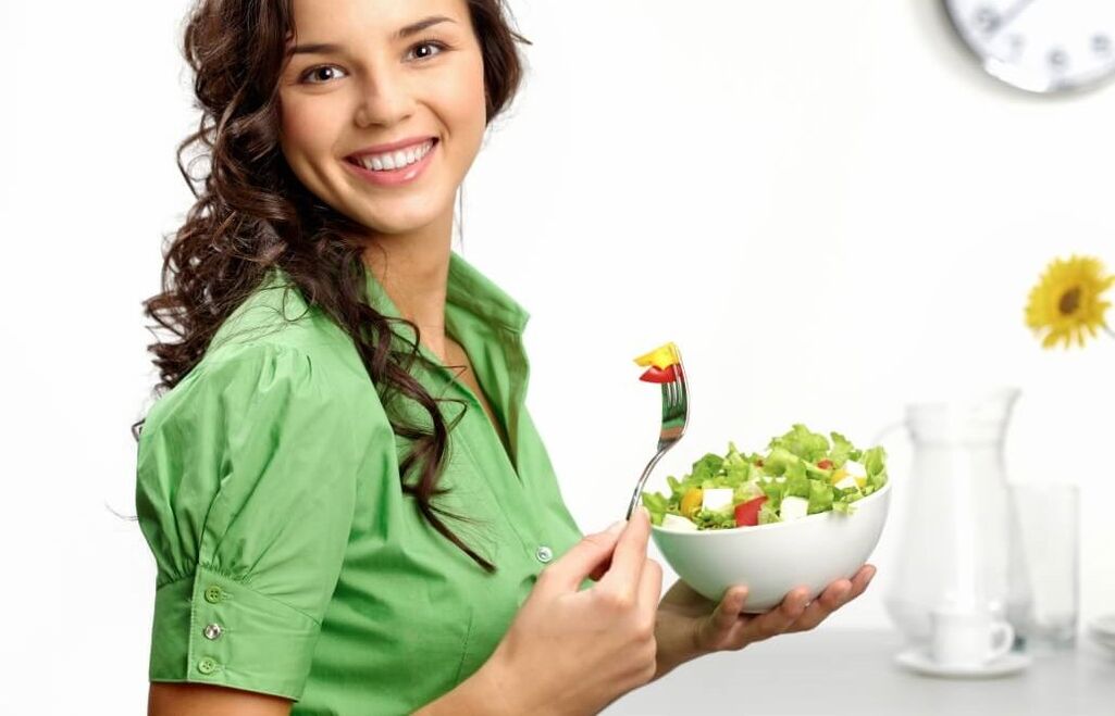 Девушка ест овощной салат на диете из 6 цветов